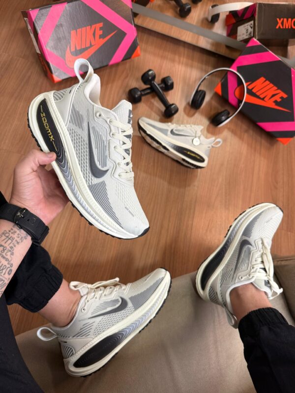 Tênis Running Vomero 18 Off White