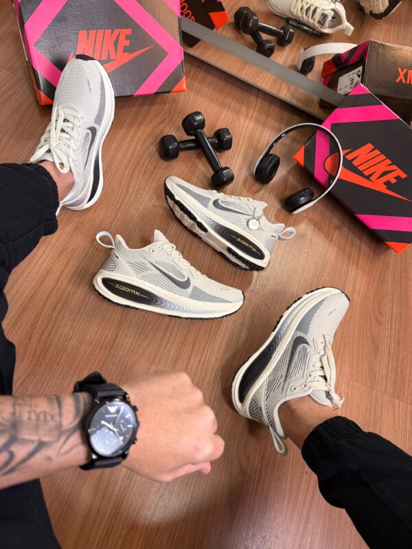 Tênis Running Vomero 18 Off White - Imagem 5