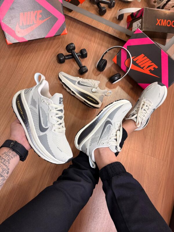Tênis Running Vomero 18 Off White - Imagem 7