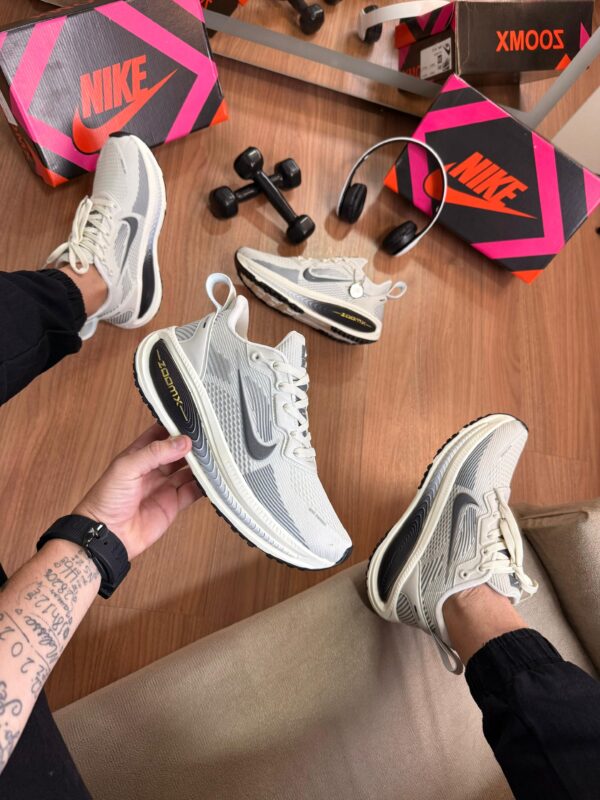Tênis Running Vomero 18 Off White - Imagem 8