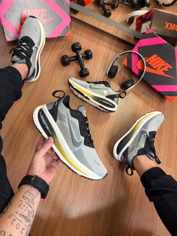 Tênis Running Vomero 18 Off White - Imagem 15