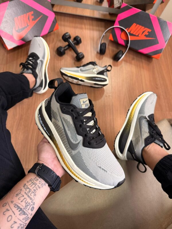 Tênis Running Vomero 18 Off White - Imagem 14