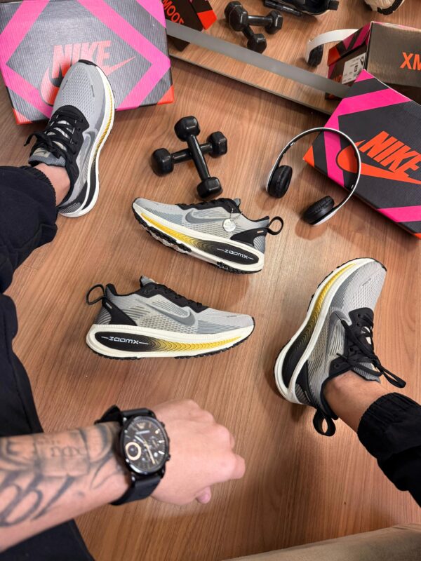 Tênis Running Vomero 18 Off White - Imagem 13