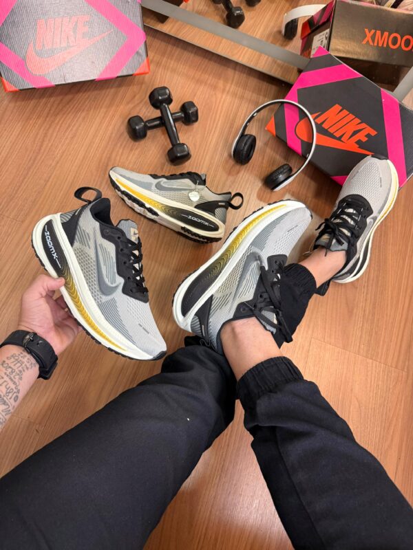 Tênis Running Vomero 18 Off White - Imagem 12