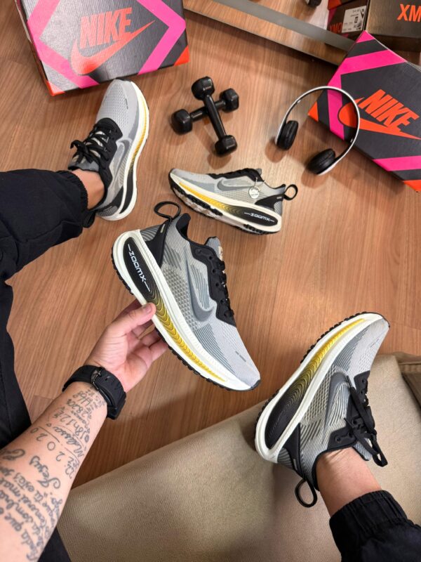 Tênis Running Vomero 18 Off White - Imagem 11