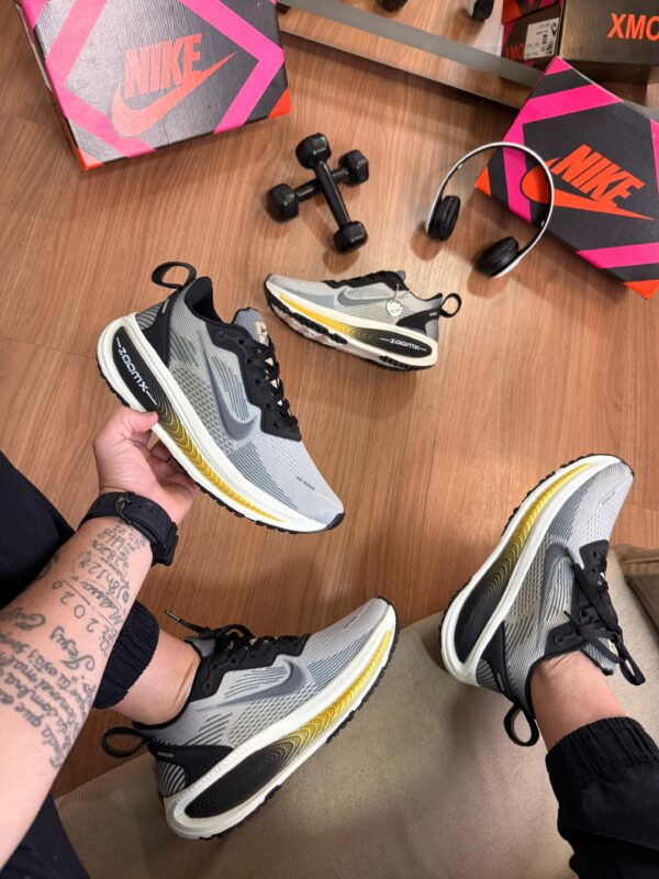Tênis Running Vomero 18 Off White - Imagem 10