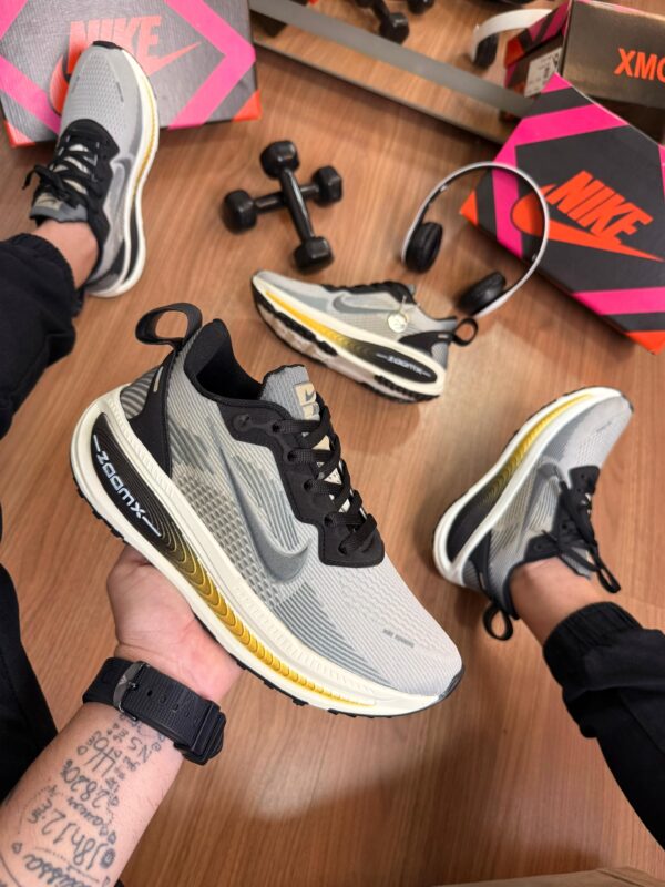 Tênis Running Vomero 18 Off White - Imagem 9